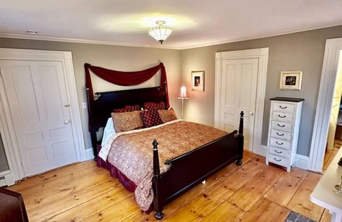 Groton Casa | The 1828 Carriage House. 5 King & 4 Twin beds.