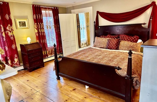 Groton Casa | The 1828 Carriage House. 5 King & 4 Twin beds.