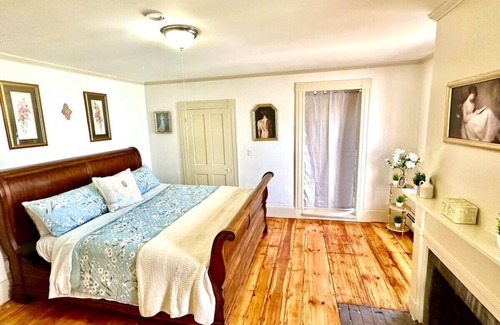 Groton Casa | The 1828 Carriage House. 5 King & 4 Twin beds.