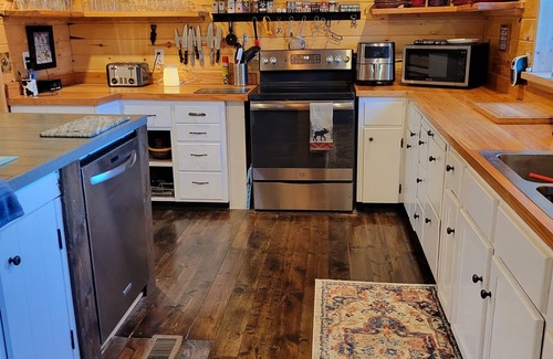 Hayward Casa | An1852 Log Cabin. Una hermosa casa con todas las comodidades modernas.