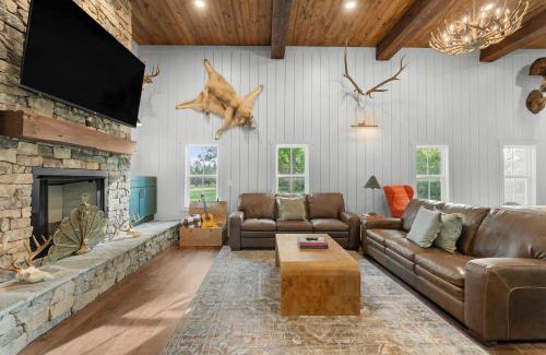Tattnall County Casa | The 1900 Farmhouse Retreat - on 78 acres