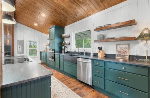 Tattnall County Casa | The 1900 Farmhouse Retreat - on 78 acres