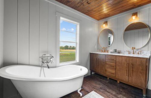 Tattnall County Casa | The 1900 Farmhouse Retreat - on 78 acres