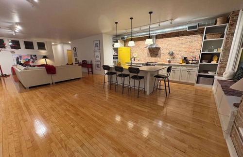De Pere Apartamento | The 1913 - newly renovated historic downtown loft