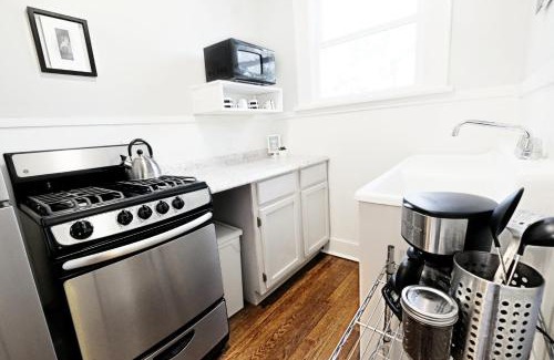 Lower Greenville Apartamento | The 1920s Mainstay Studio Flat on Lower Greenville