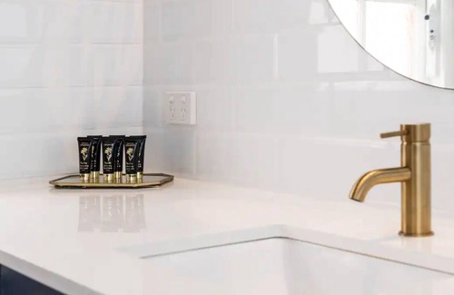 West Perth Apartamento | The 1920’s - 'The Golden Palm' Suite Apartment