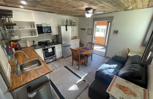 Yellowhead County Cabina | The 1944 Robb Cabin