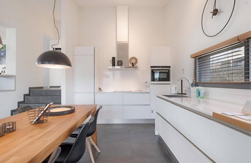 Ouddorp Casa | The 4 person Villa Super VIP features a luxurious and comfortably furnished interior, several terraces with conservatory and views over the water, perfect with dogs and children.
