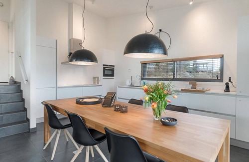 Ouddorp Casa | The 4 person Villa Super VIP features a luxurious and comfortably furnished interior, several terraces with conservatory and views over the water, perfect with dogs and children.