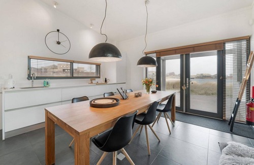 Ouddorp Casa | The 4 person Villa Super VIP features a luxurious and comfortably furnished interior, several terraces with conservatory and views over the water, perfect with dogs and children.