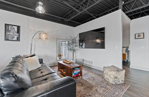 Fort Wayne Apartamento | The 418. An 1866 Build with Modern Comforts