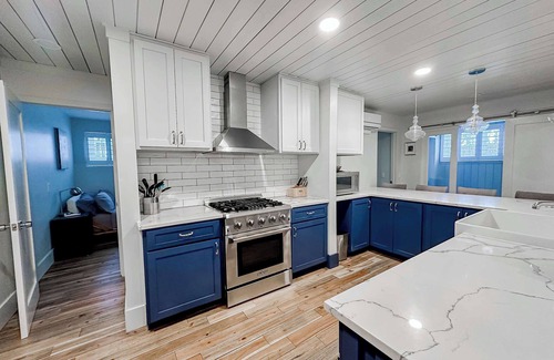 Lower Burns Park Casa | The 4M Golden House #9 - Beautiful Apt Minutes from Downtown!