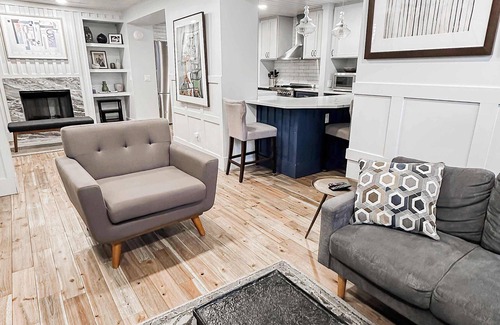 Lower Burns Park Casa | The 4M Golden House #9 - Beautiful Apt Minutes from Downtown!