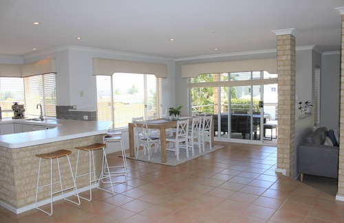 Meadow Springs Casa | THE 5x2 BEACH HOUSE ON HAMILTON WITH OCEAN VIEWS