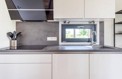 Kotten Casa | The 6-person holiday villa Amalia with a private sauna has a spacious living room, an open kitchen, three bedrooms, and a spacious terrace.