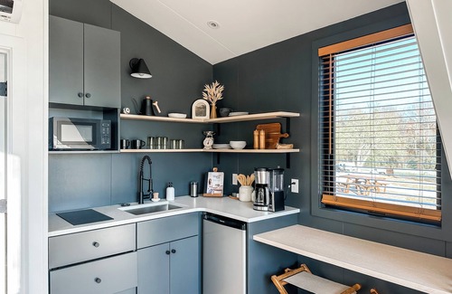 Harrison Cabina | The A-Frame, hot tub, patio, glamping luxury, WiFi, Heat/AC, access to pool