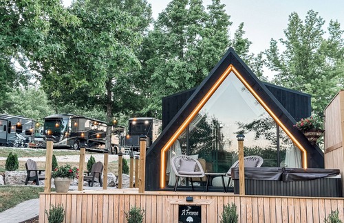 Harrison Cabina | The A-Frame, hot tub, patio, glamping luxury, WiFi, Heat/AC, access to pool