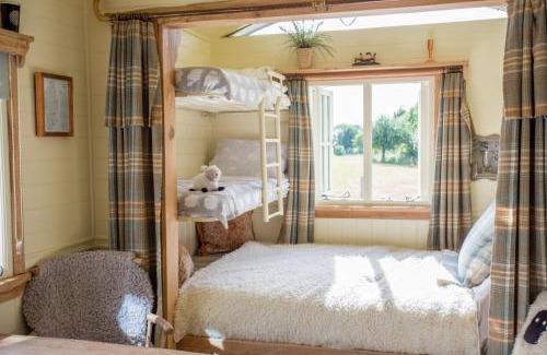 Broughton Hackett Casa | the abberton shepherds hut