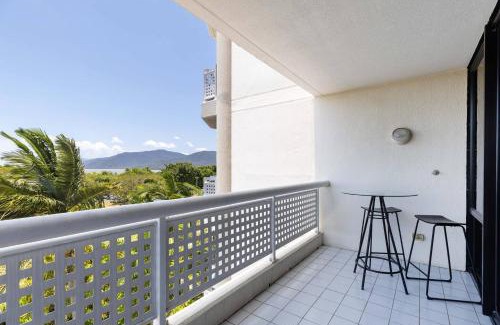 Cairns North Apartamento | The Abbott—A Sea-Swept Esplanade Abode