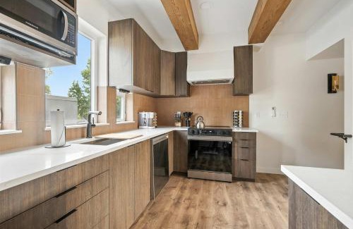 Kerns Casa | The Adelynn - 5BR Modern Luxury - Central Spot