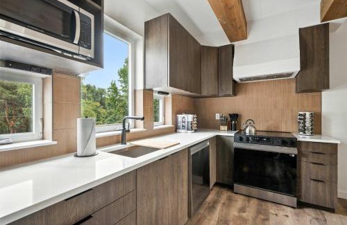 Kerns Casa | The Adelynn - Sleek 2BR House in Portland - Walk to Everything