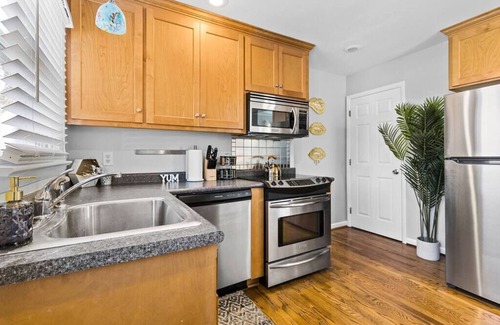 South Kansas City Casa | The adorable Kansas City Coach House is cozy, clean, and comfortable