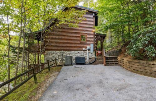 Black Bear Falls Casa | The Adventure Lodge Located in Black Bear Falls Resort with 3 King Suites!