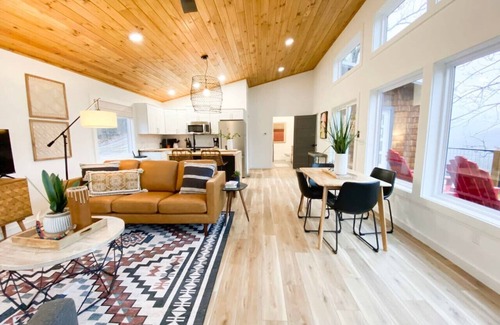 Newnata Cabina | The Aerie ~ A Modern Retreat at Double Bridges