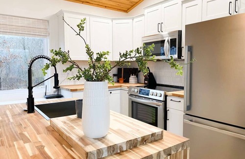 Newnata Cabina | The Aerie ~ A Modern Retreat at Double Bridges