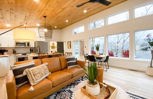 Newnata Cabina | The Aerie ~ A Modern Retreat at Double Bridges