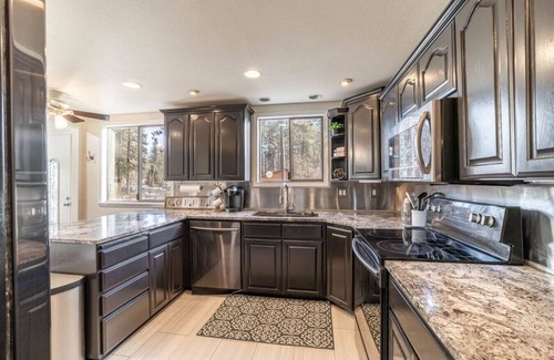 Post Falls Casa | Spacious 5BR Retreat w/ Pickleball, Pool Table & River Access!
