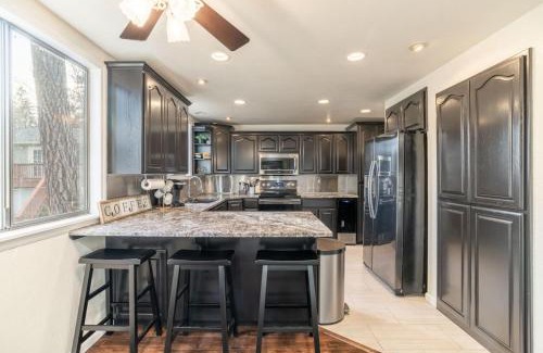 Post Falls Casa | The Affordable Family Fun House- Ping Pong, Pool Table, Darts