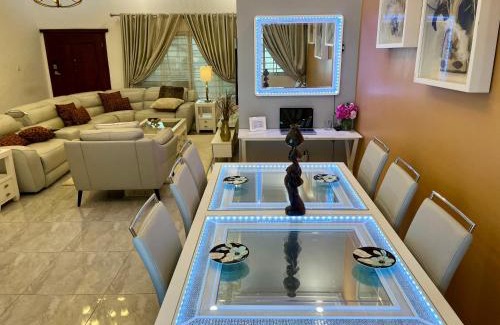 Tamale Casa | The African Palace- Free Airport Pick up - High Speed Starlink WiFi - Car Rental