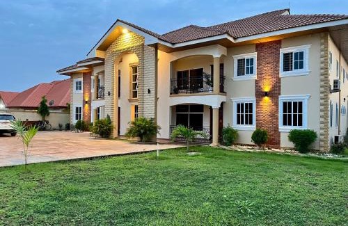 Tamale Casa | The African Palace- Free Airport Pick up - High Speed Starlink WiFi - Car Rental