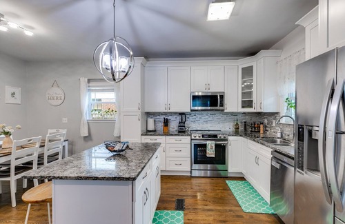 Westview Casa | The Agora! Minutes to Mercedes, Airport, Beltline