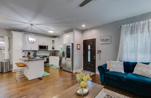 Westview Casa | The Agora! Minutes to Mercedes, Airport, Beltline