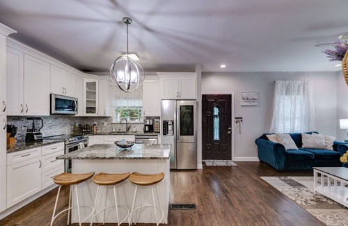 Westview Casa | The Agora! Minutes to Mercedes, Airport, Beltline