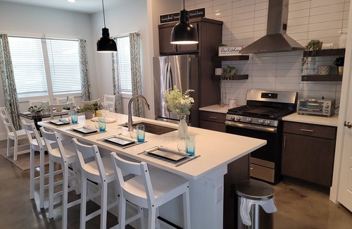 Eastside Promise Neighborhood Casa | The Alamo Riverwalk Pearl Modern 4 Bedroom Home