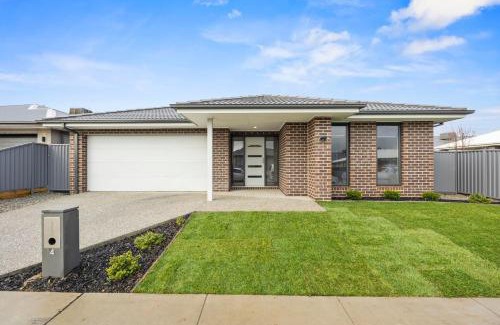 Alfredton Casa | The Alfredton - Spacious Ballarat Stay for Families