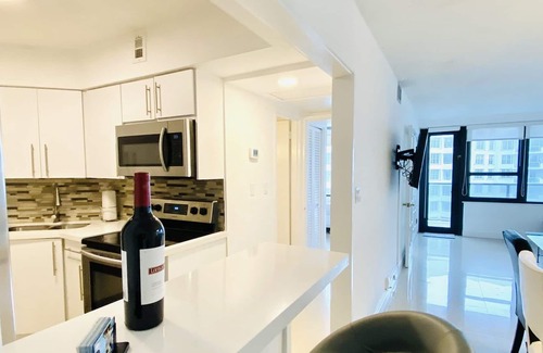 La Gorce Condominio | The Alicia on the Beach! 2BR/2BA Resort Experience
