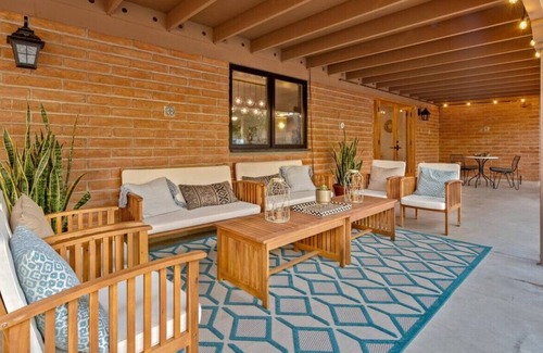 Skyline Bel Air Estates Casa | El Alisa: Experimente las estribaciones con piscina y jacuzzi