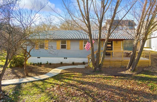 Downtown Casa | The All American - Bike in and out! - 1 mile to DT Bentonville