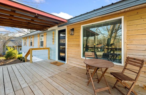 Downtown Casa | The All American - Bike in and out! - 1 mile to DT Bentonville