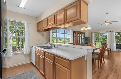 Waterford Plantation Condominio | The Allure of an exceptional 2-bedroom, 2-bathroom top-floor end unit condo
