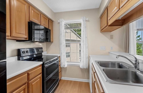 Waterford Plantation Condominio | The Allure of an exceptional 2-bedroom, 2-bathroom top-floor end unit condo