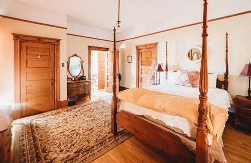Trinidad Cama Y Desayuno | The Amati Suite · 1 BR Suite in Historic Mansion!