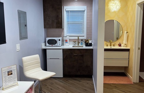 Williams Bay Apartamento | The American Hotel - Pillow Talk Suite 2 - Downtown Williams Bay.