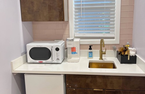 Williams Bay Apartamento | The American Hotel - Pillow Talk Suite 2 - Downtown Williams Bay.