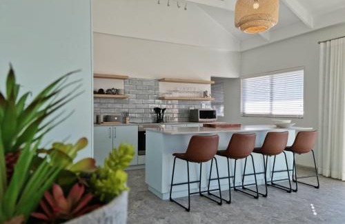 Gordons Bay Central Apartamento | The Anchor, Luxury living for 2 with sea view and Jacuzzi