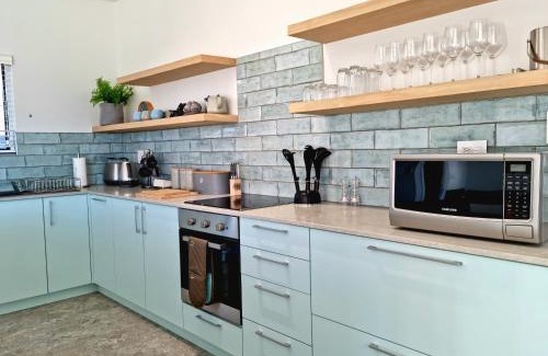 Gordons Bay Central Apartamento | The Anchor, Luxury living for 2 with sea view and Jacuzzi